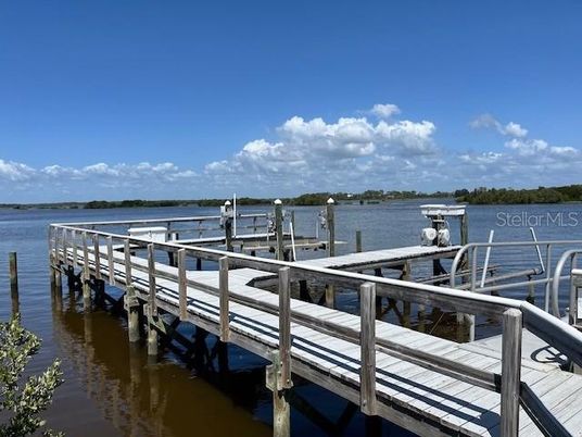 Exterior, Lake