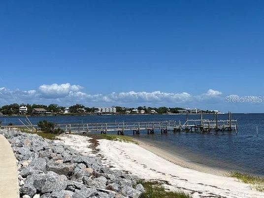 Exterior, Lake