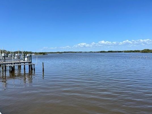Exterior, Lake