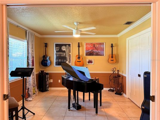 Interior, Piano