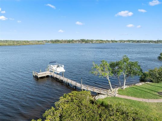 Exterior, Lake