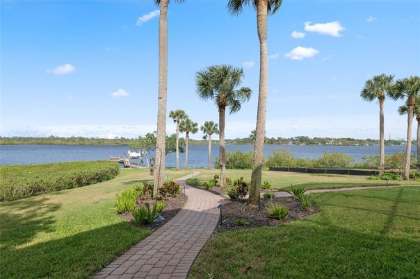 Exterior, Lake