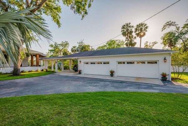 Attached, Exterior, Facade, Ranch