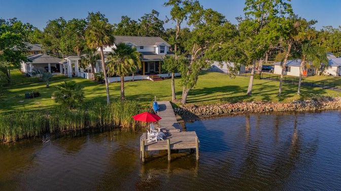 Exterior, Lake