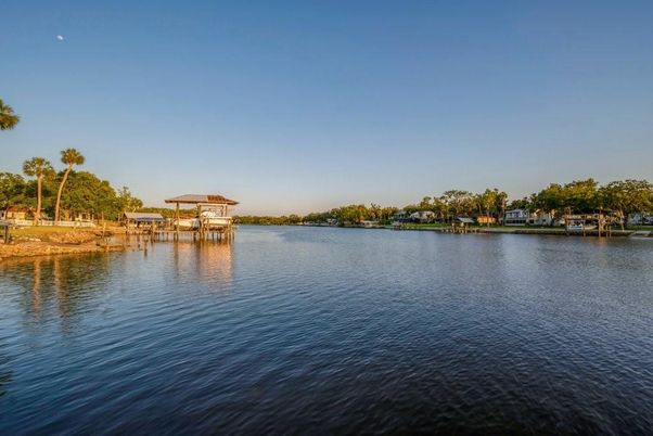Exterior, Lake