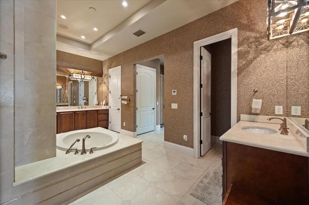 Bathroom, Dual Sink Vanities, Interior, Recessed Lighting