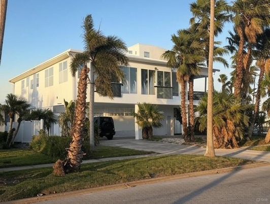 Exterior, Facade, Modern