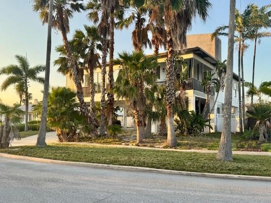 Exterior, Facade, Modern