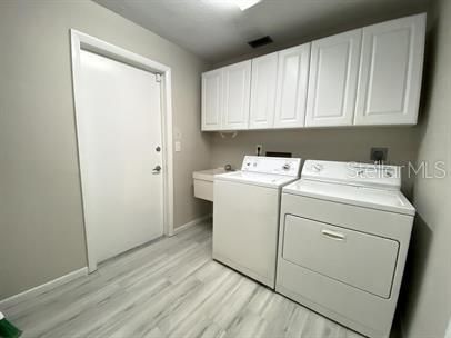 Interior, Washer, Wood Texture Flooring