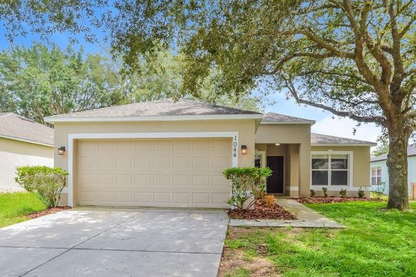 Attached, Exterior, Facade, Ranch