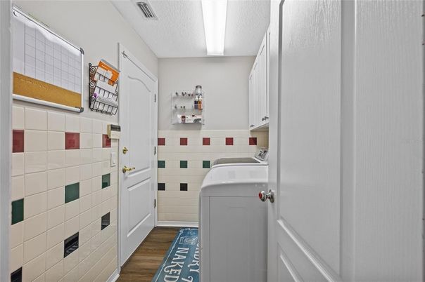 Interior, Washer, Wood Texture Flooring