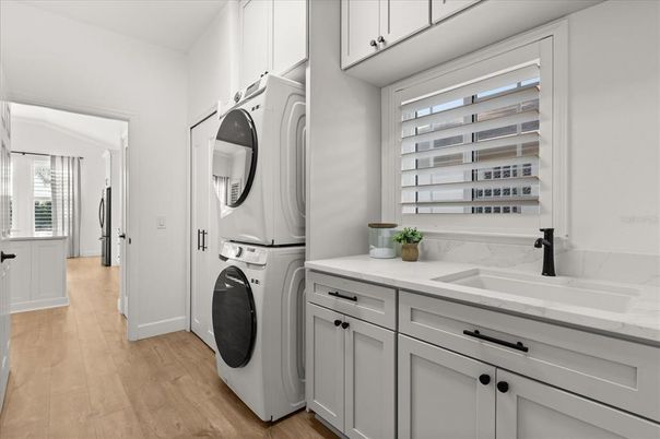 Interior, Utility Closets, Washer, Wood Texture Flooring