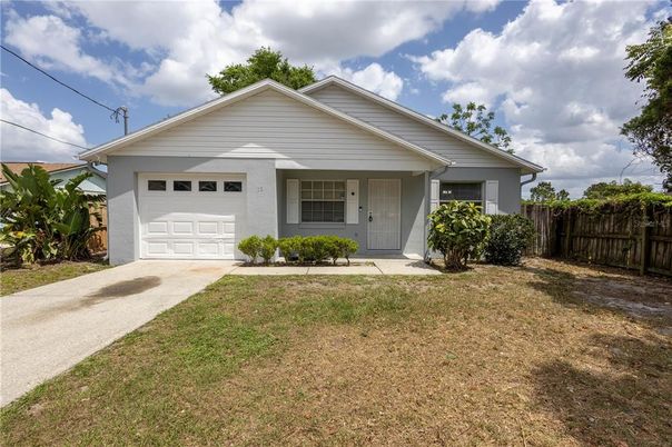 Attached, Exterior, Facade, American Craftsman