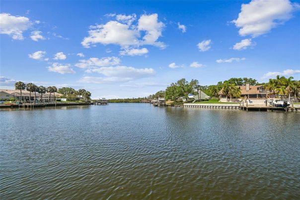 Exterior, Lake