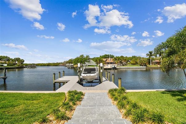Exterior, Lake
