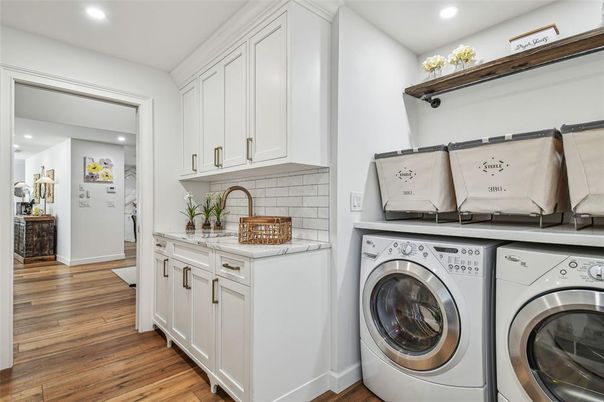 Interior, Recessed Lighting, Washer, Wood Texture Flooring