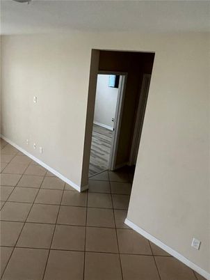 Empty room, Interior