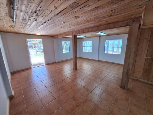Empty room, Interior, Wooden Ceilings