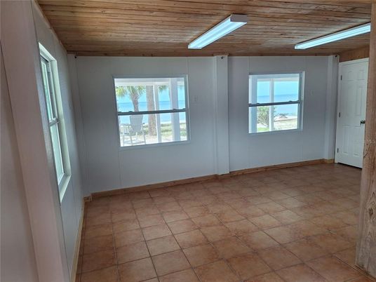 Empty room, Interior, Wooden Ceilings