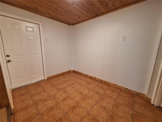 Empty room, Interior, Wooden Ceilings