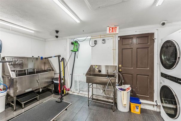 Interior, Utility Closets, Washer, Wood Texture Flooring
