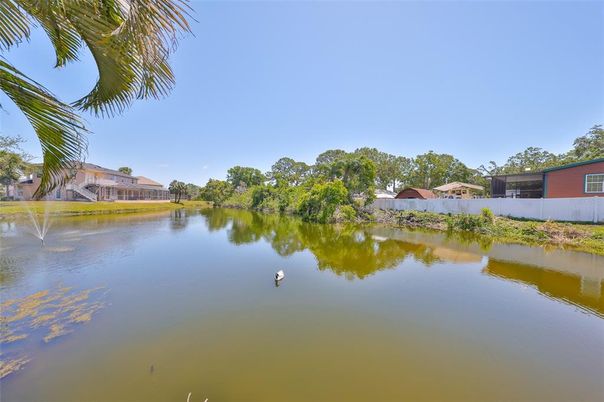 Exterior, Lake