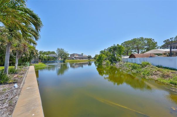 Exterior, Lake