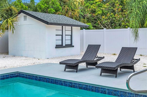 Exterior, Pool