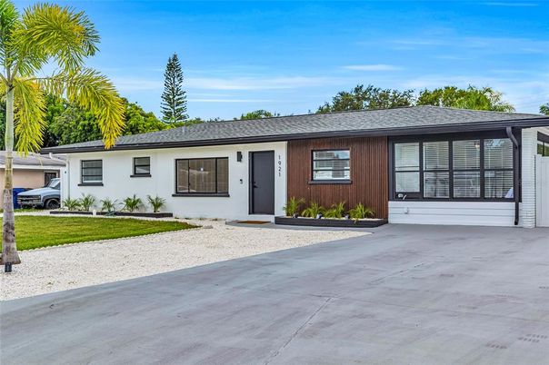 Exterior, Facade, Ranch