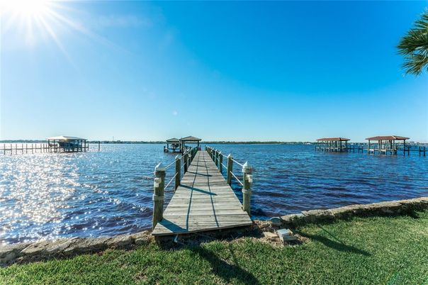 Exterior, Lake