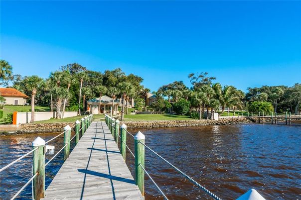 Exterior, Lake