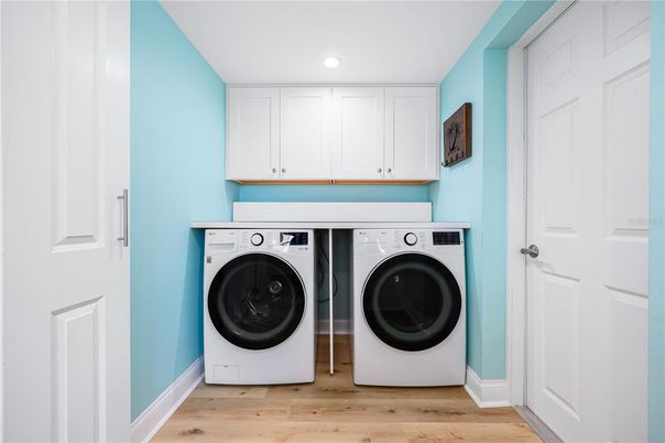 Interior, Recessed Lighting, Washer, Wood Texture Flooring