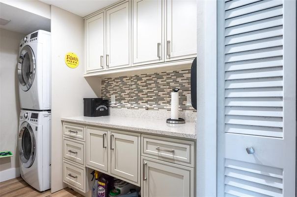 Interior, Utility Closets, Washer, Wood Texture Flooring