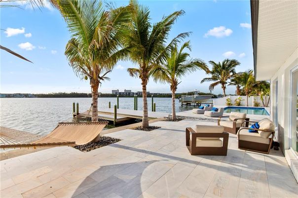 Exterior, Lake