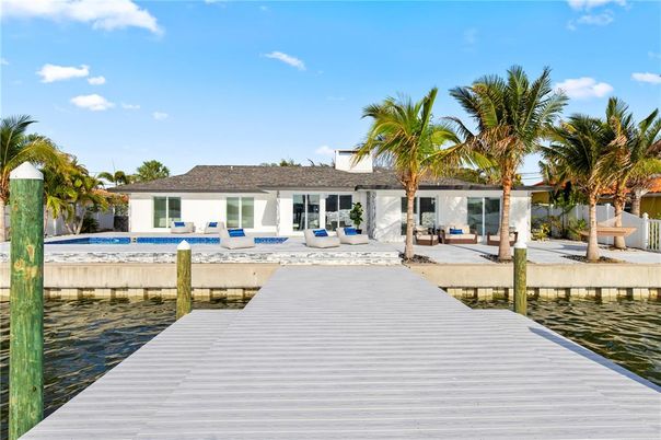 Exterior, Lake