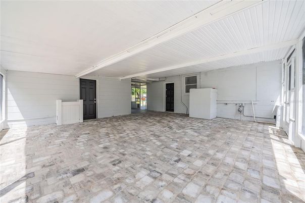 Empty room, Interior