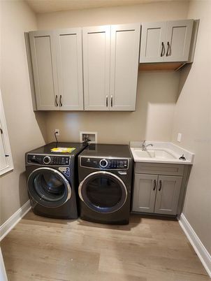 Interior, Washer, Wood Texture Flooring
