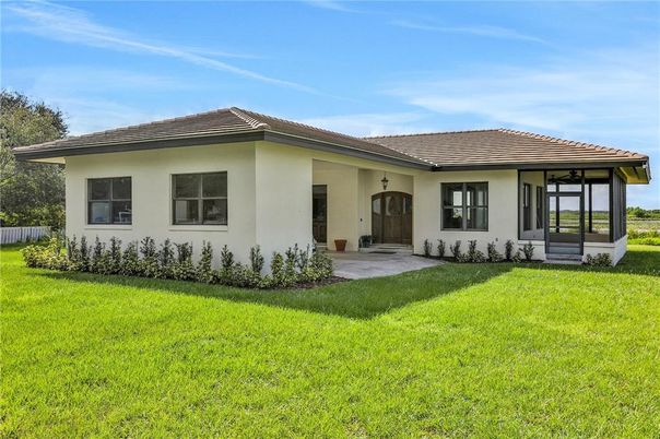 Backyard, Exterior, Facade, Ranch