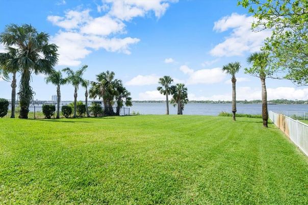 Exterior, Lake