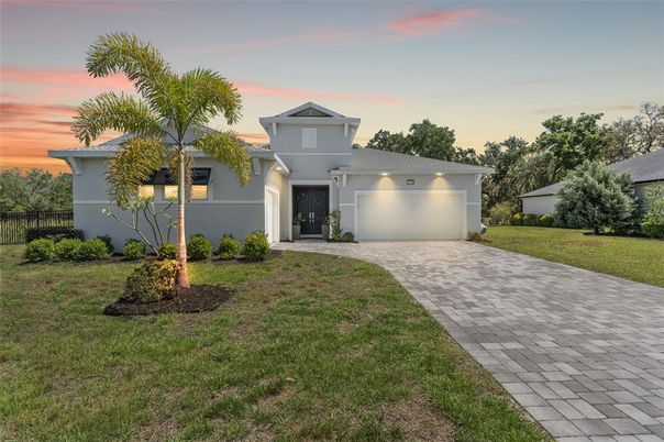 Attached, Backyard, Exterior, Facade, Modern