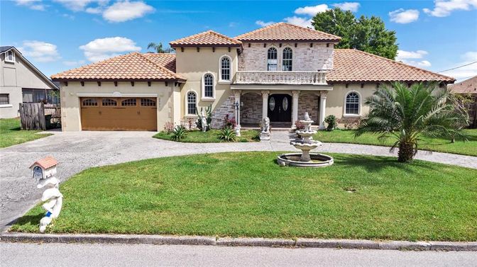 Attached, Exterior, Facade, Mediterranean