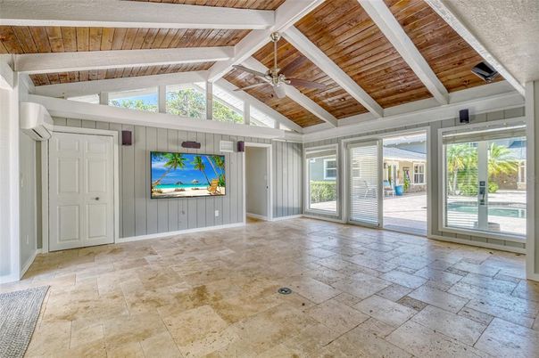 Empty room, Interior, Wooden Beams, Wooden Ceilings