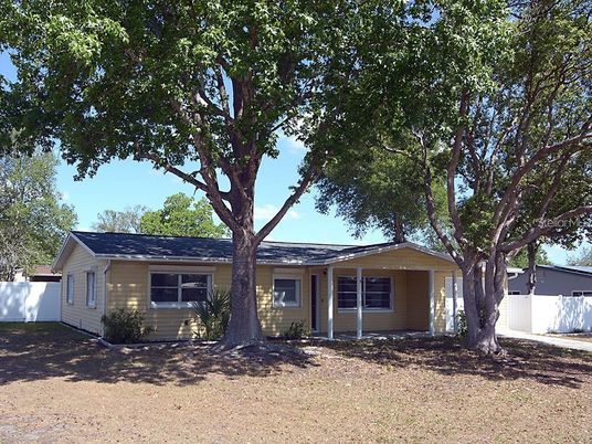Exterior, Facade, Ranch