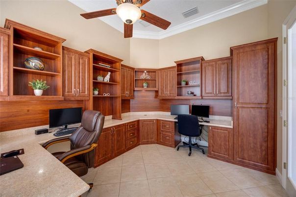 Home Office, Interior