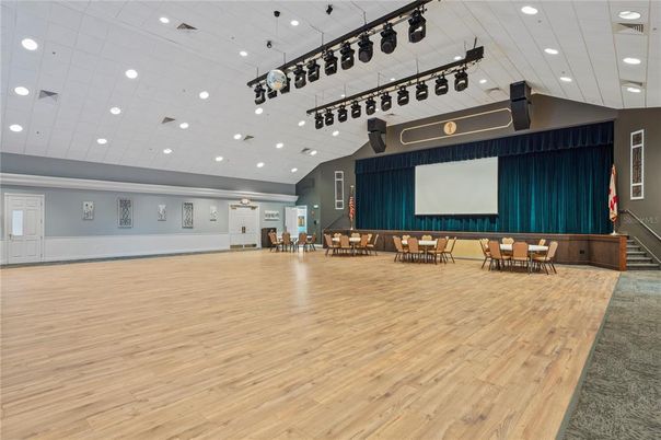 Dining room, Interior, Pendant Lights, Projection Screen, Recessed Lighting, Wood Texture Flooring