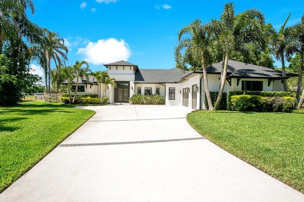 Backyard, Exterior, Facade, Ranch