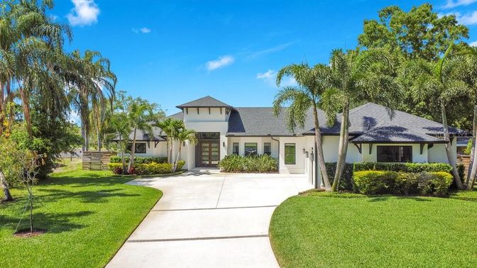 Backyard, Exterior, Facade, Ranch
