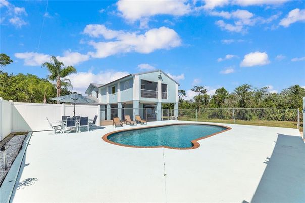 Exterior, Pool