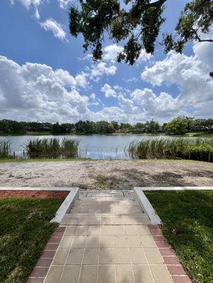 Exterior, Lake