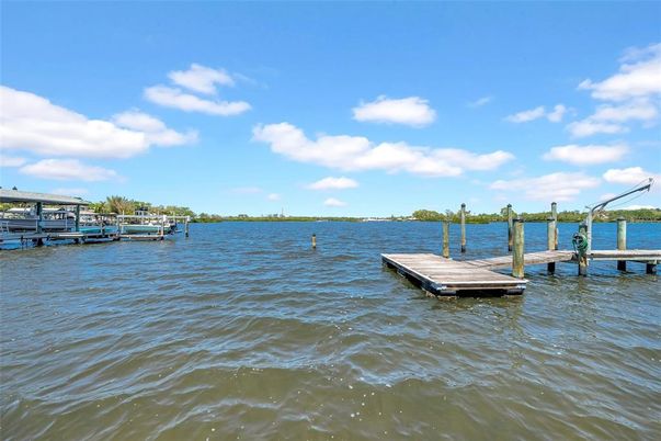 Exterior, Lake